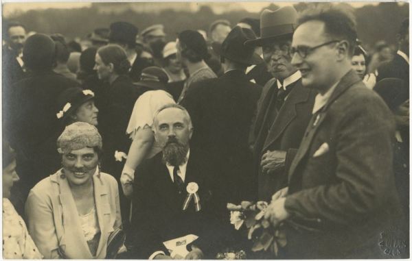 [Alfrēds Kalniņš VIII Vispārējos latviešu Dziesmu svētkos Esplanādē, Rīgā 1933. gada jūnijā]