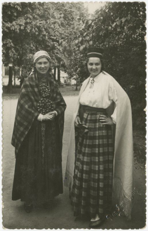 Divas neatpazītas sievietes tautas tērpos