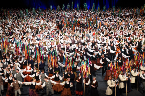 Tautas deju ansamblis "Līgo" Kurzemes deju svētkos