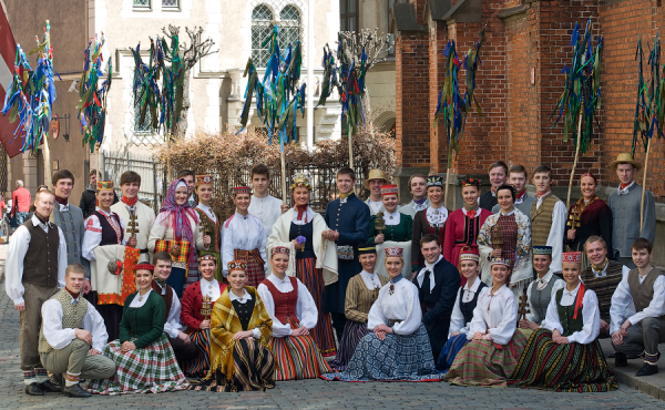Tautas deju ansamblis "Līgo". Tautas tērpu kolekcija