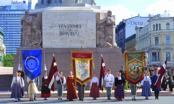 Tautas deju ansamblis "Līgo" pie Brīvības pieminekļa pirms gājiena