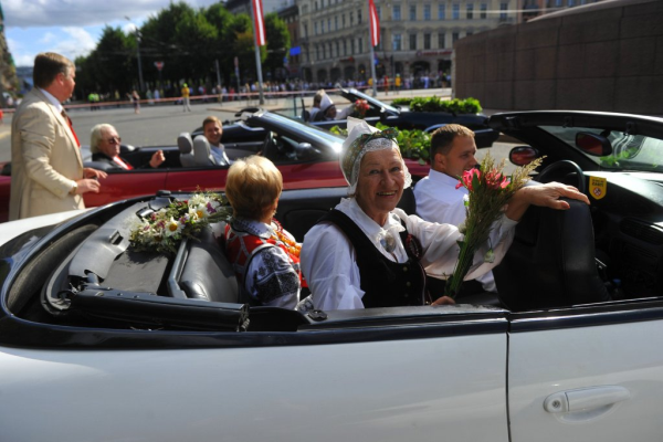 Ingrīda Saulīte un Marga Apsīte. Gājiens