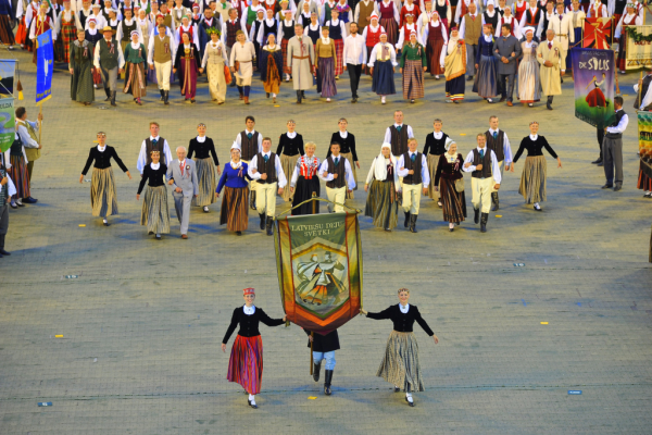 Latviešu deju svētki : karogs