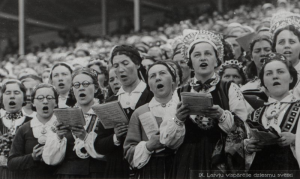 IX latviešu Dziesmu svētku koncerts Uzvaras laukumā