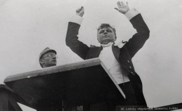 Diriģents Teodors Reiters IX latviešu Dziesmu svētku koncertā Uzvaras laukumā