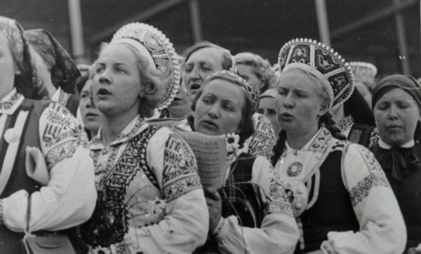 IX latviešu Dziesmu svētku dalībnieki Uzvaras laukuma estrādē