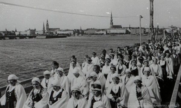 IX latviešu Dziesmu svētku gājiens pāri Dzelzs tiltam