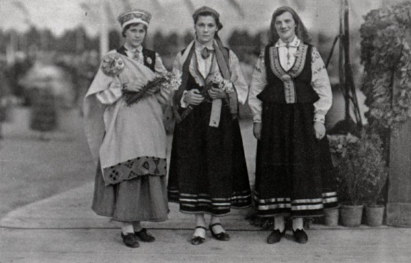 IX latviešu Dziesmu svētku dalībnieces Rucavas novada tautastērpos