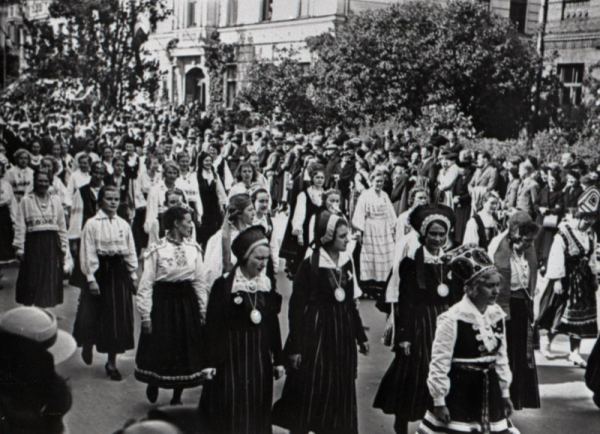 IX latviešu Dziesmu svētku gājiens