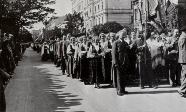 IX latviešu Dziesmu svētku dalībnieki pirms svētku gājiena
