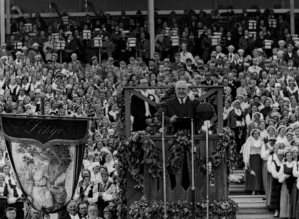 Latvijas Valsts un Ministru prezidents Kārlis Ulmanis Uzvaras laukumā uzrunā IX latviešu Dziesmu svētku dalībniekus