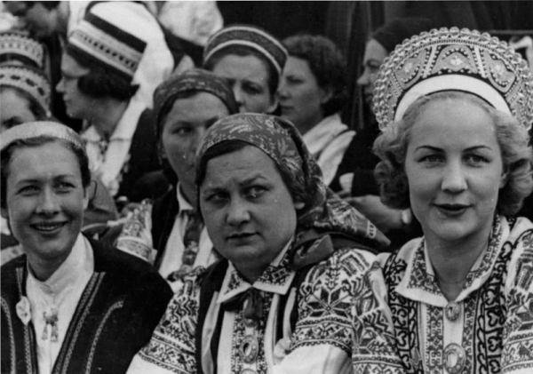 IX latviešu Dziesmu svētku dalībnieki Uzvaras laukumā