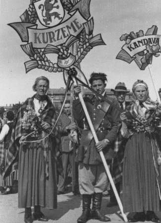 IX latviešu Dziesmu svētku gājiens