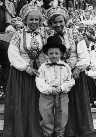 IX latviešu Dziesmu svētku dalībnieki Uzvaras laukumā