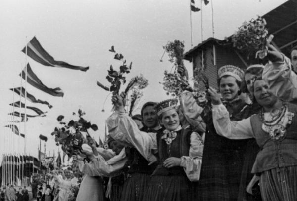 IX latviešu Dziesmu svētku dalībnieki Uzvaras laukumā