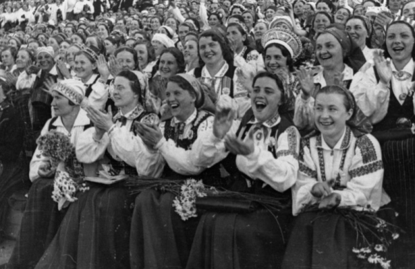 IX latviešu Dziesmu svētku dalībnieki Uzvaras laukumā