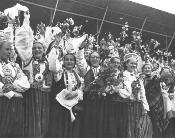 IX latviešu Dziesmu svētku koncerts Uzvaras laukumā