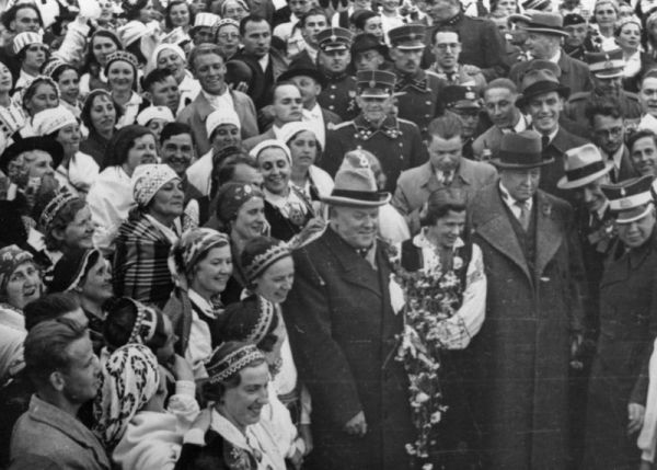 Latvijas valsts augstākās amatpersonas IX latviešu Dziesmu svētku dalībnieku vidū  Uzvaras laukumā