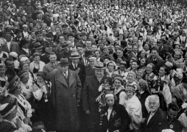 Latvijas valsts augstākās amatpersonas IX latviešu Dziesmu svētku dalībnieku vidū  Uzvaras laukumā