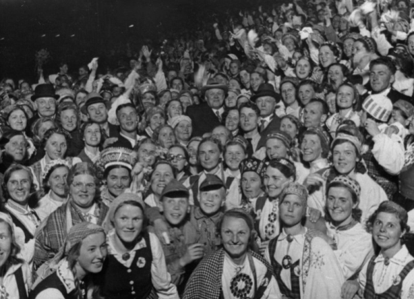 Latvijas valsts augstākās amatpersonas IX latviešu Dziesmu svētku dalībnieku vidū  Uzvaras laukumā