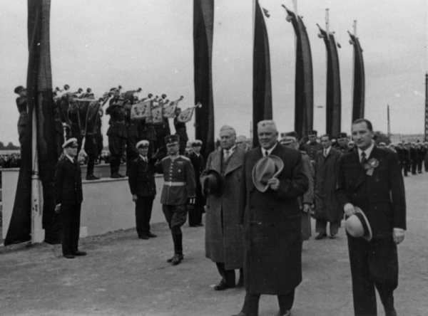 Latvijas valsts augstākās amatpersonas ierašanās  IX latviešu Dziesmu svētkos Uzvaras laukumā