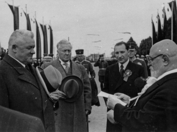 Latvijas valsts augstāko amatpersonu sagaidīšana IX latviešu Dziesmu svētkos Uzvaras laukumā