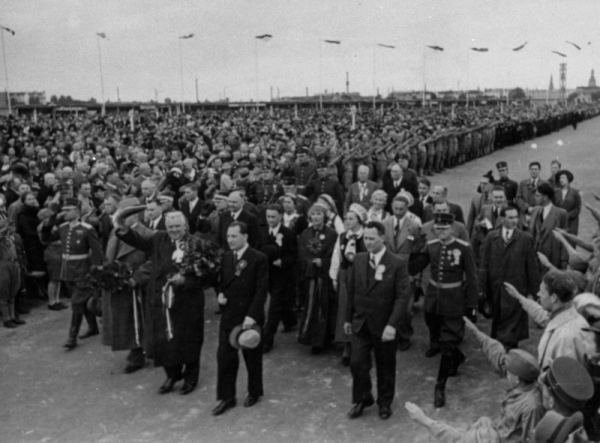 Latvijas valsts augstāko amatpersonu sagaidīšana IX latviešu Dziesmu svētkos Uzvaras laukumā