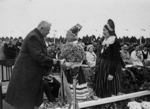 IX latviešu Dziesmu svētku atklāšana Uzvaras laukumā