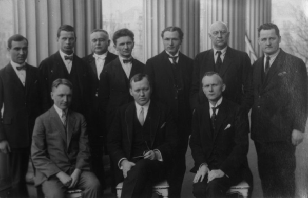 VI latvju vispārējo Dziesmu svētku rīcības komitejas un preses pārstāvji