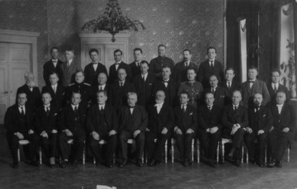 VI latvju vispārējo Dziesmu svētku rīcības komitejas un preses pārstāvji