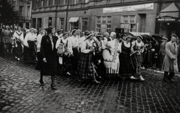 VIII latvju vispārējo Dziesmu svētku gājiena dalībnieki Merķeļa ielā