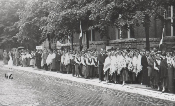 VIII latvju vispārējo Dziesmu svētku dalībnieki pirms svētku gājiena