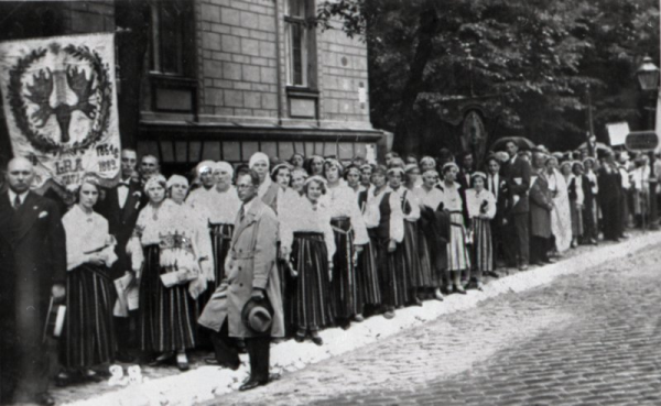 VIII latvju vispārējo Dziesmu svētku dalībnieki pirms svētku gājiena