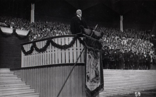 Latvijas Valsts prezidents Jānis Čakste atklāj VI latvju vispārējos Dziesmu svētkus