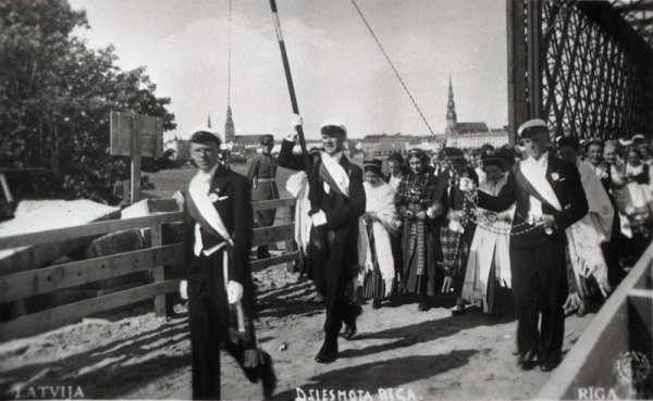 IX Latviešu Dziesmu svētku gājiens