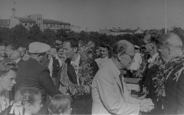 Latvijas republikas augstākās amatpersonas sveic  X Vispārējo latviešu Dziesmu svētku  diriģentus