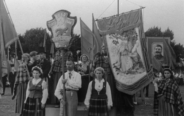 X Vispārējo latviešu Dziesmu svētku gājiens