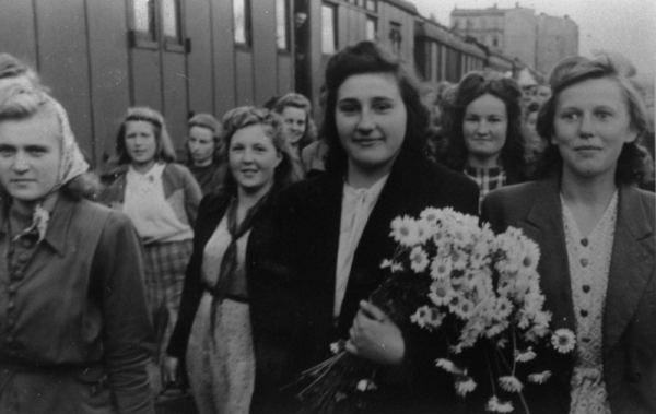 X Vispārējo latviešu Dziesmu svētku dalībnieki no  Krāslavas apriņķa uz Rīgas Pasažieru stacijas perona