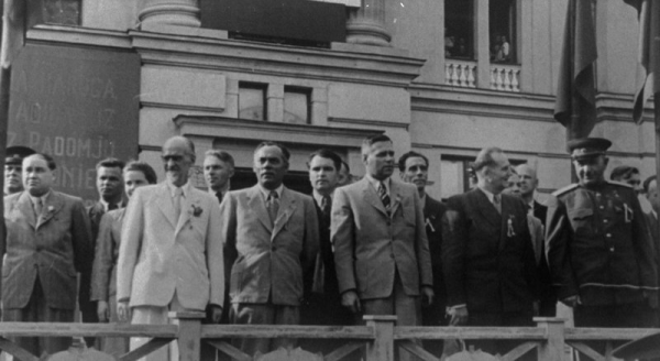 Latvijas republikas augstākās amatpersonas sveic  X Vispārējo latviešu Dziesmu svētku gājiena  dalībniekus