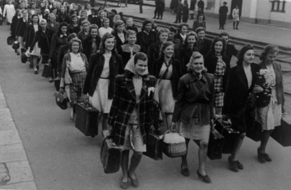 X Vispārējo latviešu Dziesmu svētku dalībnieki no  Krāslavas apriņķa uz Rīgas Pasažieru stacijas perona