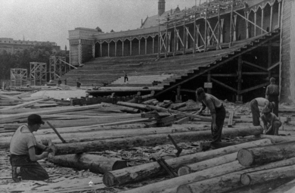 Dziesmu svētku estrādes celtniecība Esplanādē