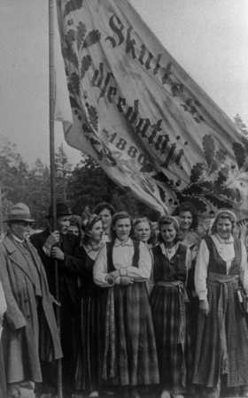 Skultes kora dalībnieki ar 1880. gadā notikušo II Vispārīgo latviešu Dziedāšanas svētku dalībnieku karogu