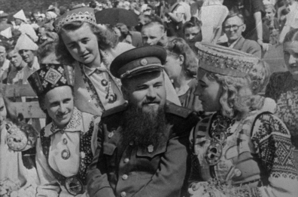 Ģenerālmajors Pjotrs Veršigors X Vispārējo latviešu Dziesmu svētku dalībnieku vidū Esplanādē