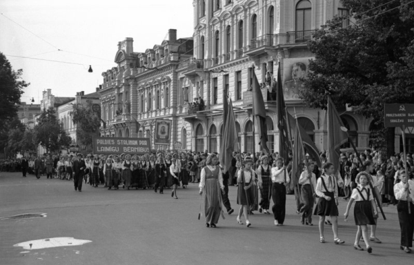 X Vispārējo latviešu Dziesmu svētku gājiens Brīvības bulvārī