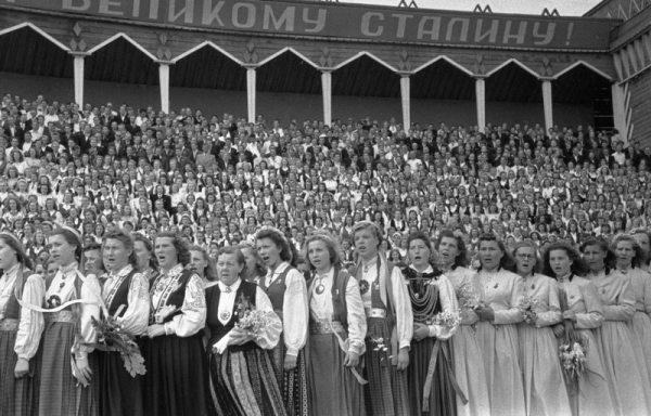 XI Vispārējo latviešu Dziesmu svētku koncerts Esplanādē. Dzied apvienotie kori