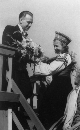 XI Vispārējo latviešu Dziesmu svētku virsdiriģents Haralds Mednis koncerta laikā Esplanādes estrādē