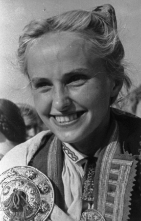 Liepājas apriņķa Rucavas pagasta zemniece Anna Keistere, X Vispārējo latviešu Dziesmu svētku dalībniece