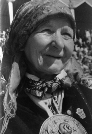 Liepājas apriņķa Bārtas pagasta zemniece Anna Kūma,  X Vispārējo latviešu Dziesmu svētku dalībniece