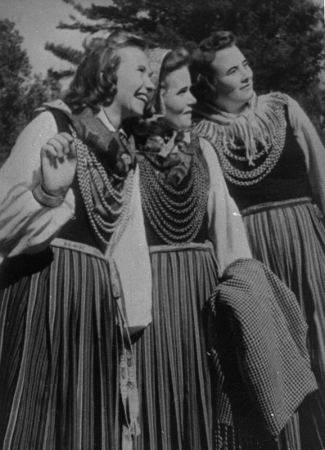 Mazirbes kora dalībnieces līvu tautas tērpos XI Vispārējo latviešu Dziesmu svētku laikā