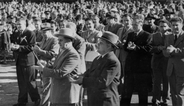 Latvijas republikas augstāko amatpersonu un viesu no citām PSRS republikām ierašanās Esplanādē uz XI Vispārējiem latviešu Dziesmu svētkiem